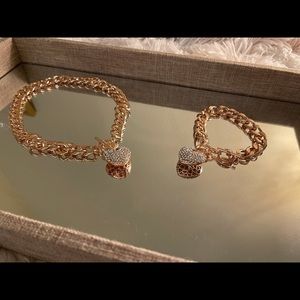 Women’s necklace & bracelet.